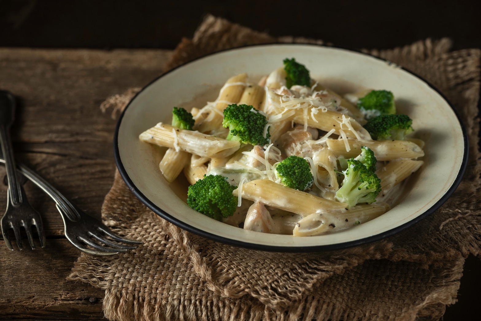 Glutenfreie Pasta mit Hähnchen und Brokkoli