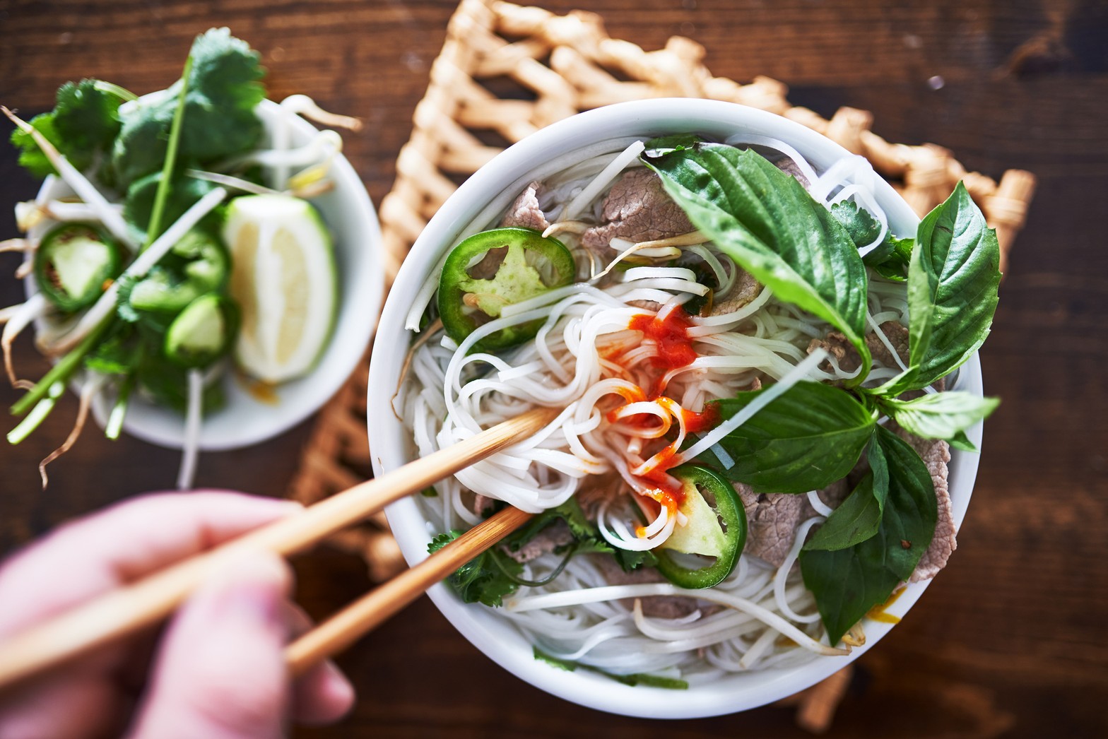 Pho-Suppe mit Kräutern und Limette