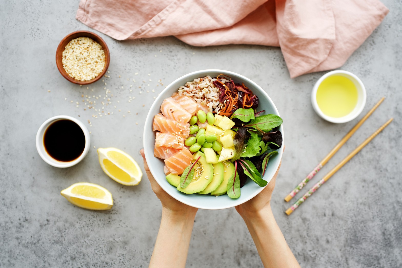 Reissalat-Bowl mit Lachs und frischem Gemüse