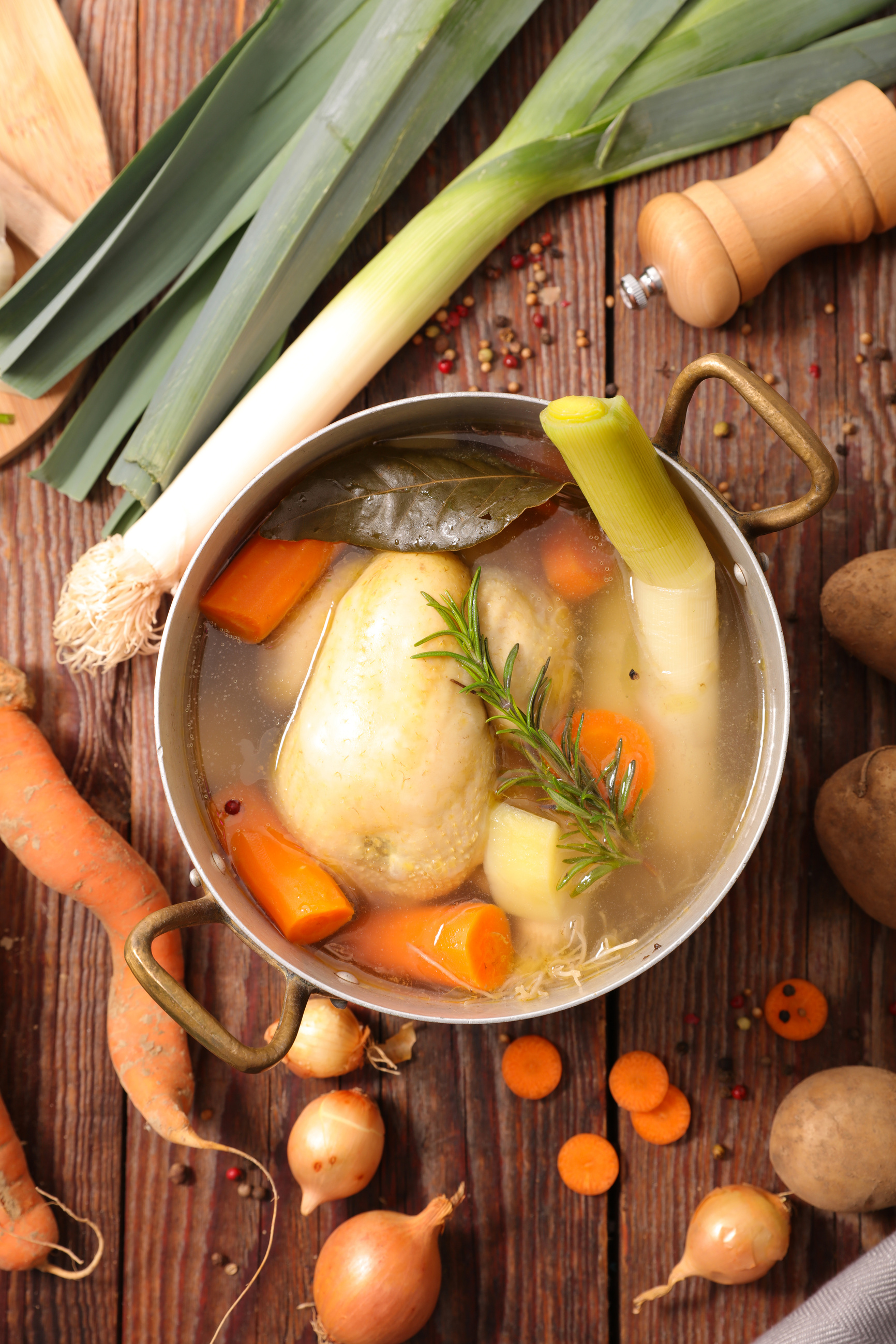 Hähnchenbrühe mit Gemüse im Kochtopf