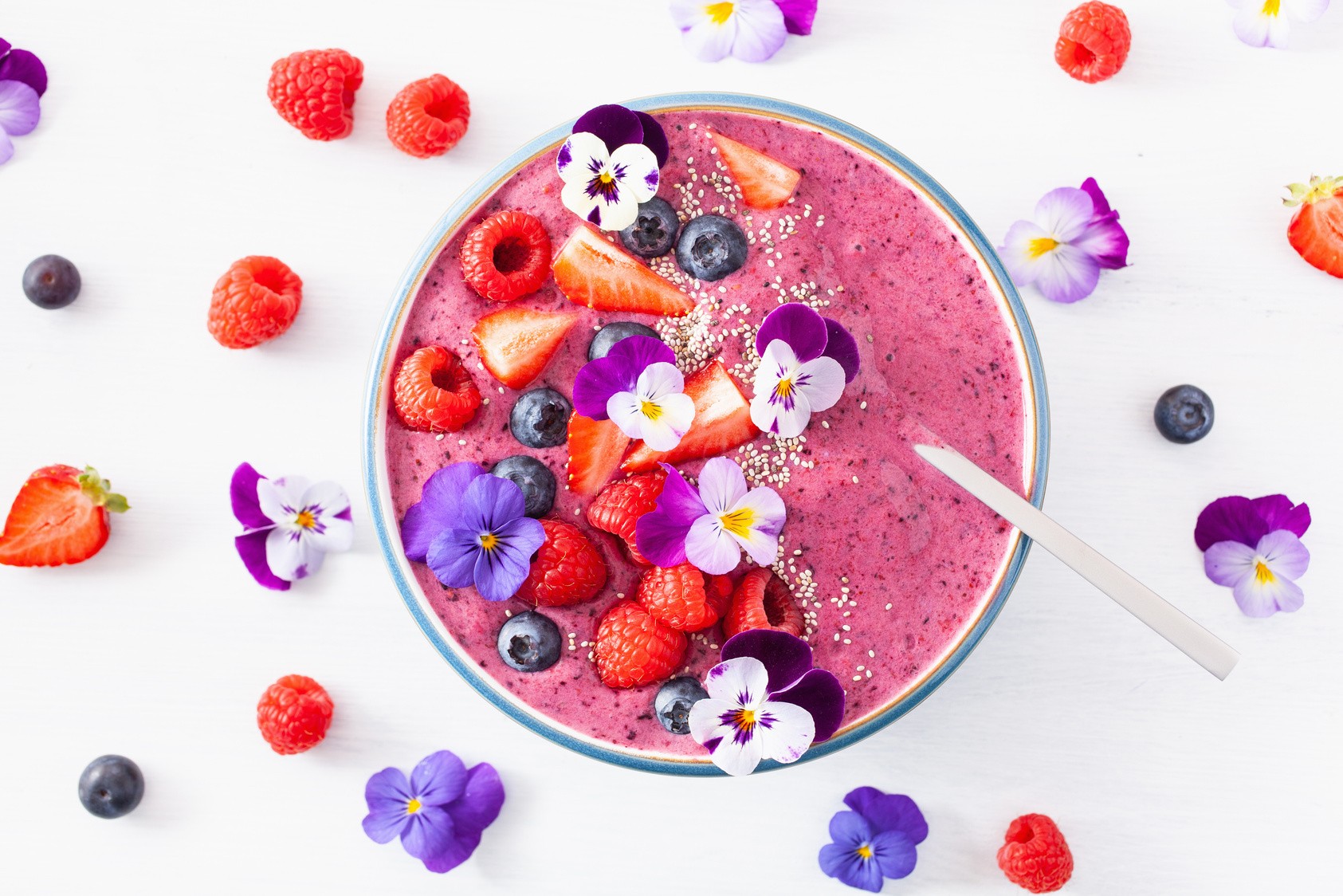 Beeren-Smoothie-Bowl mit Blaubeeren und Brombeeren